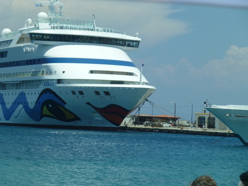cruise_ship_near_ferry_port.jpg